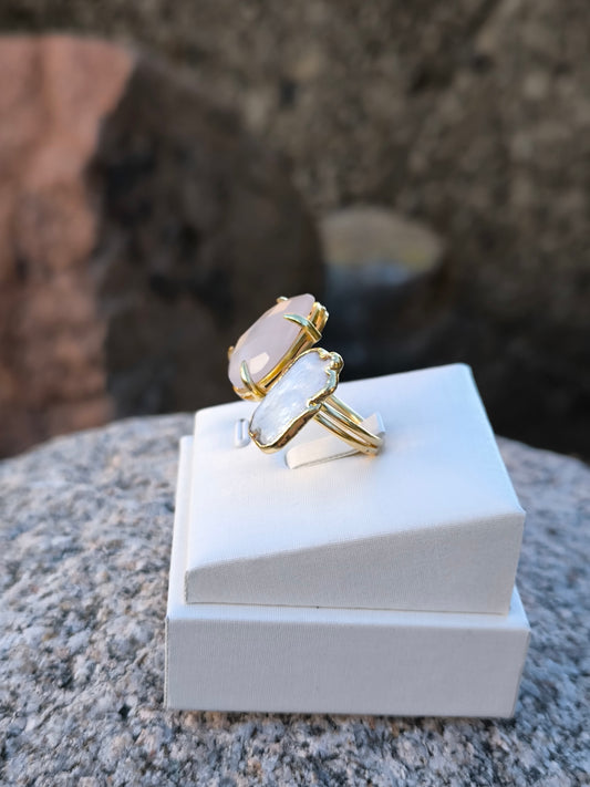 Anello regolabile in perla e quarzo rosa