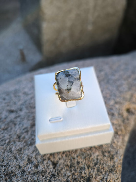 Anello regolabile in howlite