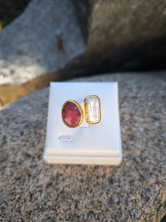 Anello regolabile con radice di rubino e perla