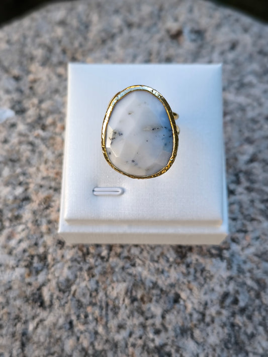 Anello regolabile in howlite