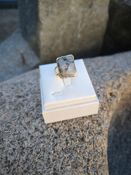 Anello regolabile in howlite